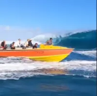 برخورد موج به قایق و افتادن سرنشینان به آب 