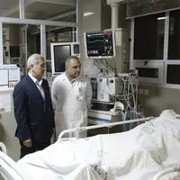 عیادت رئیس دانشگاه علوم‌پزشکی شیراز از مصدومان واژگونی اتوبوس در کوار