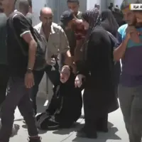 بغض خبرنگار در پخش زنده شکست: مردم غزه از گرسنگی در خیابان‌ها بر زمین می‌افتند