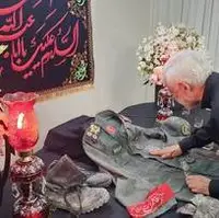 تصویر بوسه سعید جلیلی بر لباس نظامی شهید سردار سلامی