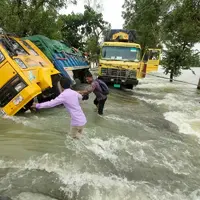 لحظه نجات مرد گرفتار در سیلاب