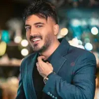 چهره ها/ جدیدترین عکس نیما شاهرخ‌شاهی در حیاط دلبازِ خانه‌اش