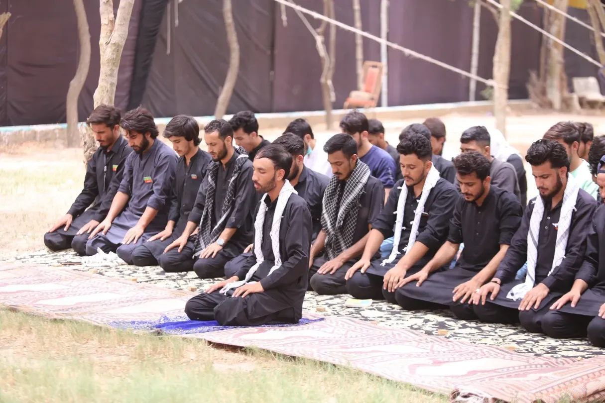 عکس/ تجدید بیعت دانشجویان پاکستانی با رهبر انقلاب در مراسم یوم حسین(ع) در کراچی