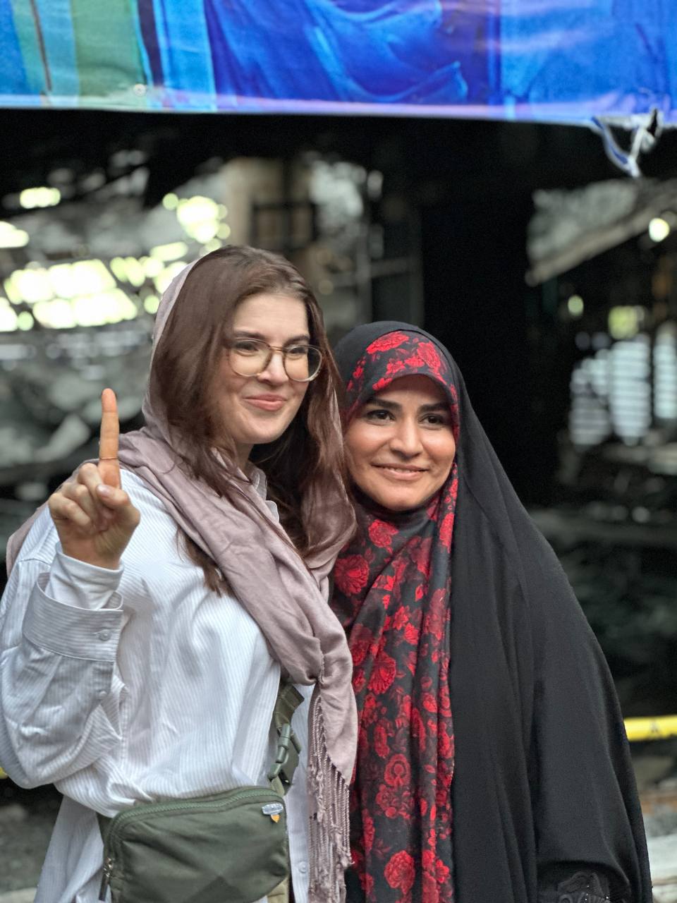 عکس/ عکس خبرنگار آمریکایی با سحر امامی در کنار ساختمان شیشه‌ای