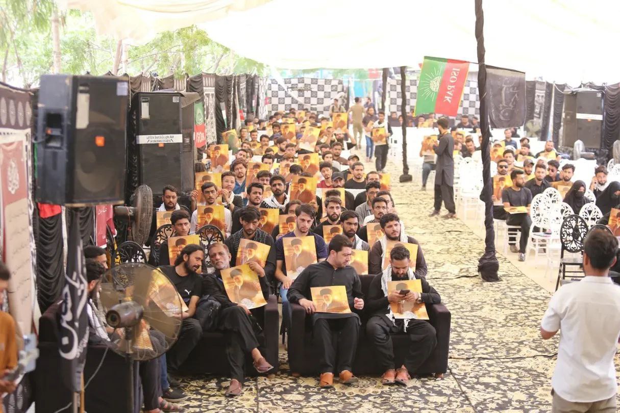 عکس/ تجدید بیعت دانشجویان پاکستانی با رهبر انقلاب در مراسم یوم حسین(ع) در کراچی