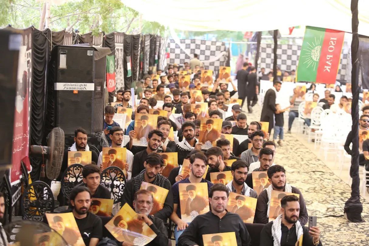 عکس/ تجدید بیعت دانشجویان پاکستانی با رهبر انقلاب در مراسم یوم حسین(ع) در کراچی