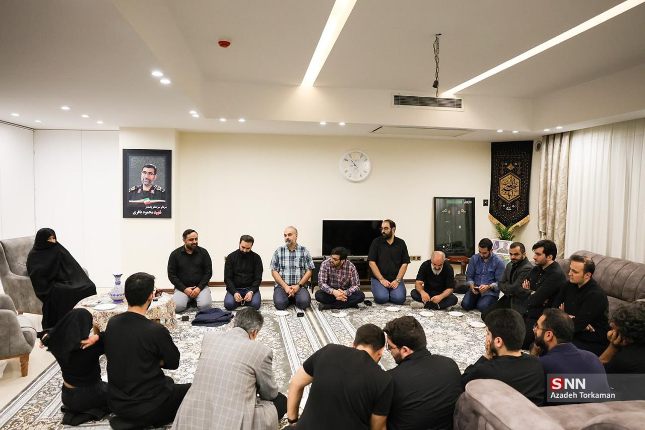 حضور جمعی از اصحاب رسانه در منزل سردار سرلشکر شهید محمود باقری