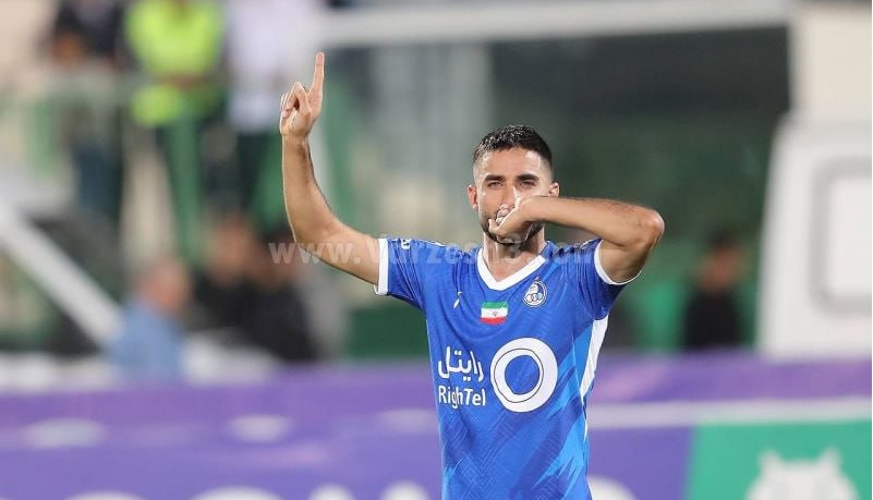 بازیکن استقلال لباس تراکتور پوشید!