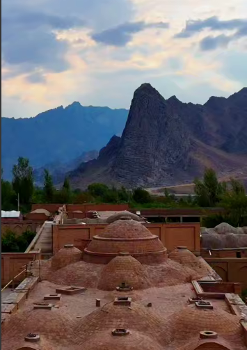 کاروانسرای سه ضلعی و حمام تاریخی کردشت جلفا
