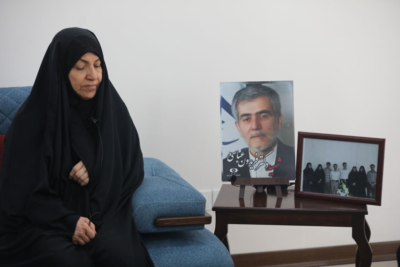 عکس/ ابلاغ سلام رهبر انقلاب به خانواده شهید فریدون عباسی از سوی مخبر 