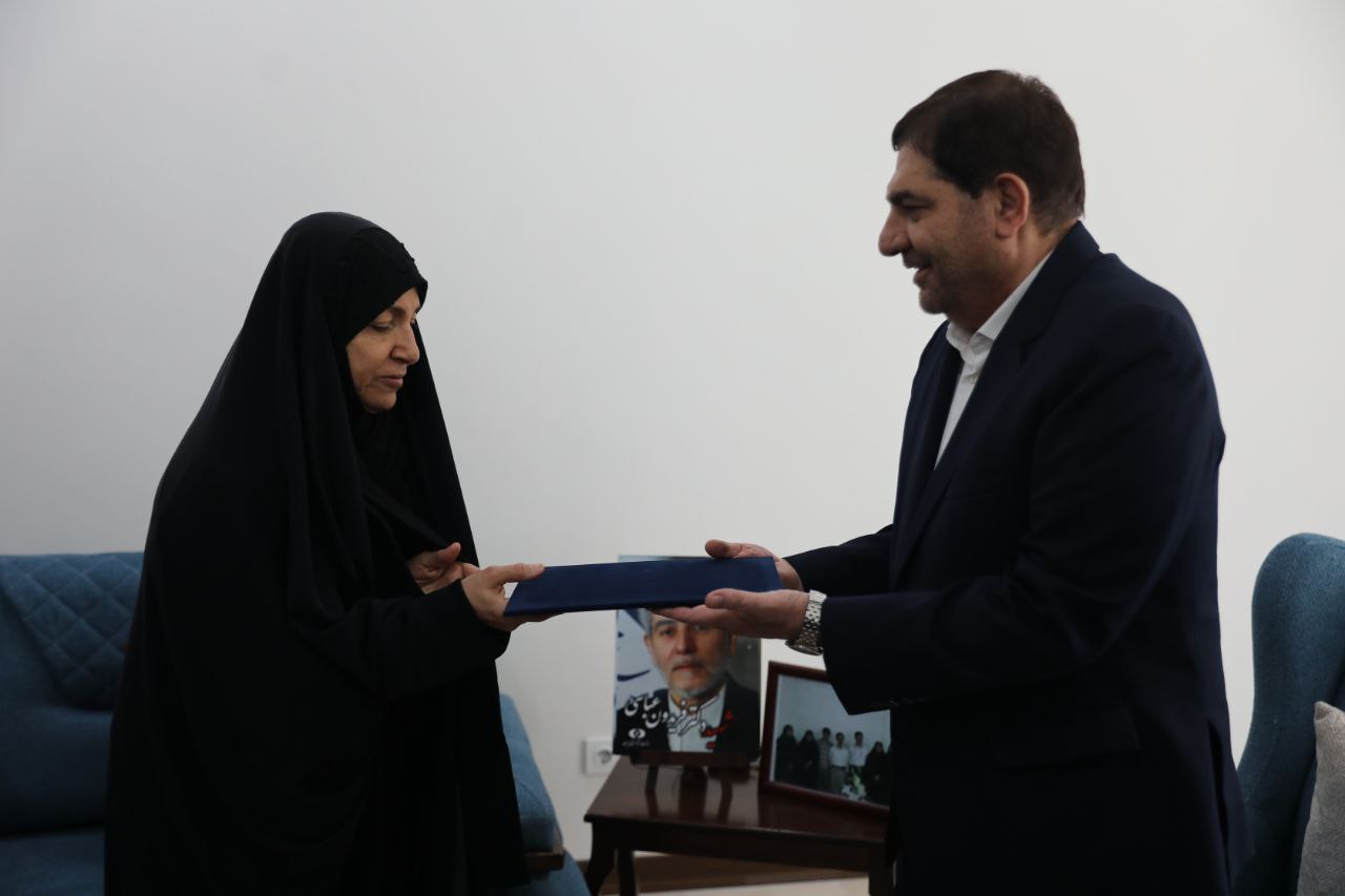 عکس/ ابلاغ سلام رهبر انقلاب به خانواده شهید فریدون عباسی از سوی مخبر 