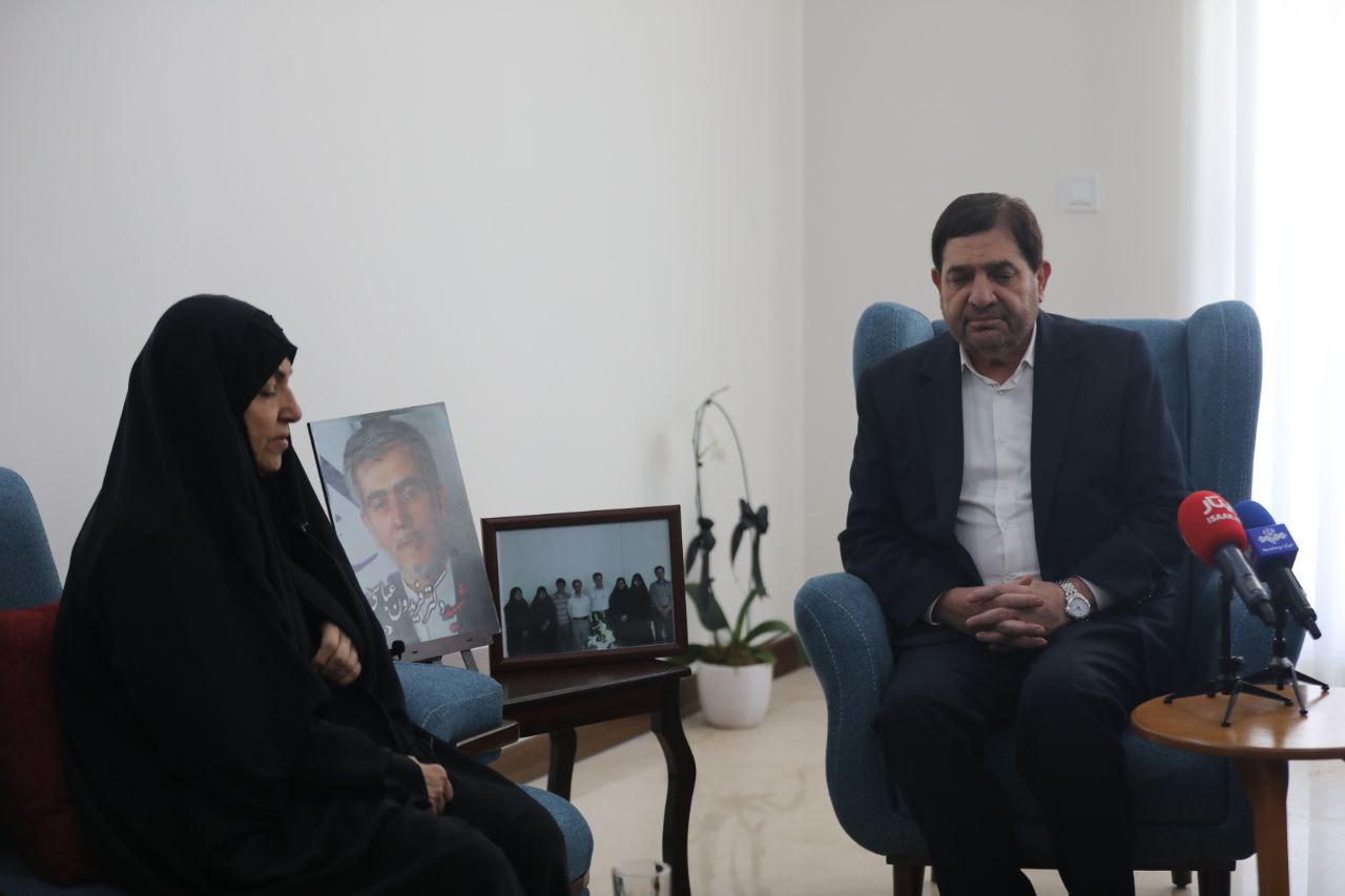 عکس/ ابلاغ سلام رهبر انقلاب به خانواده شهید فریدون عباسی از سوی مخبر 