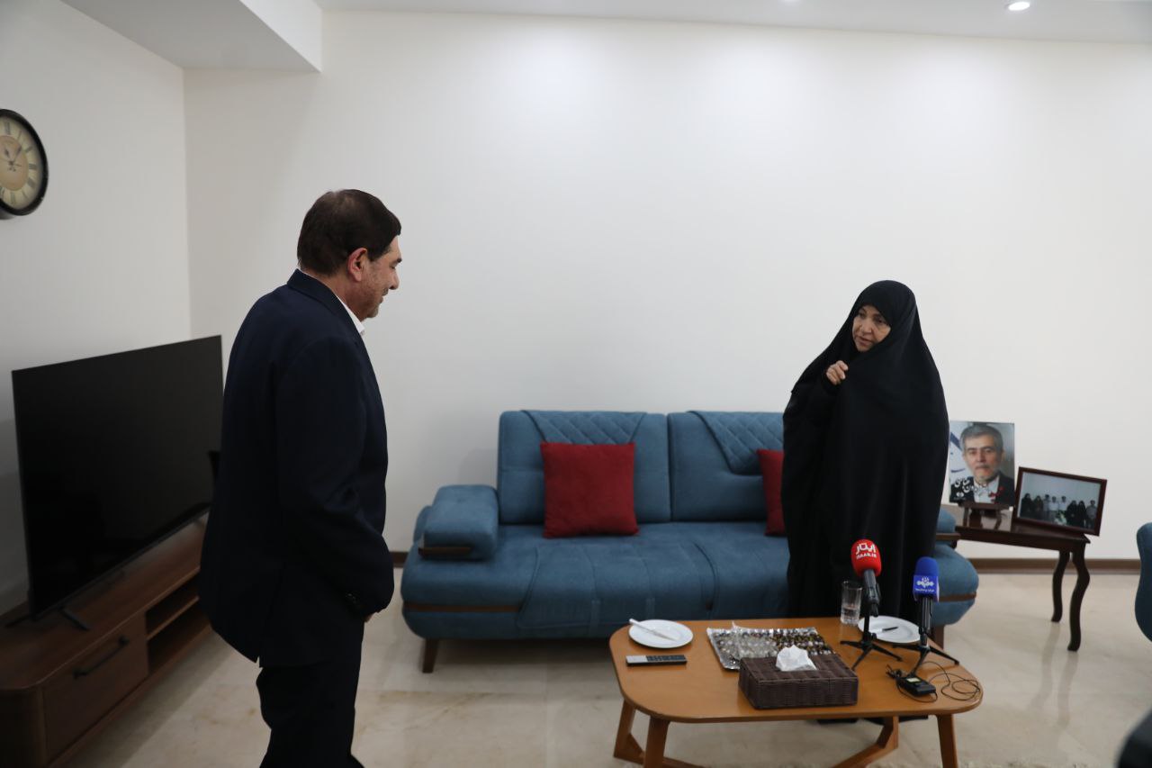 عکس/ ابلاغ سلام رهبر انقلاب به خانواده شهید فریدون عباسی از سوی مخبر 
