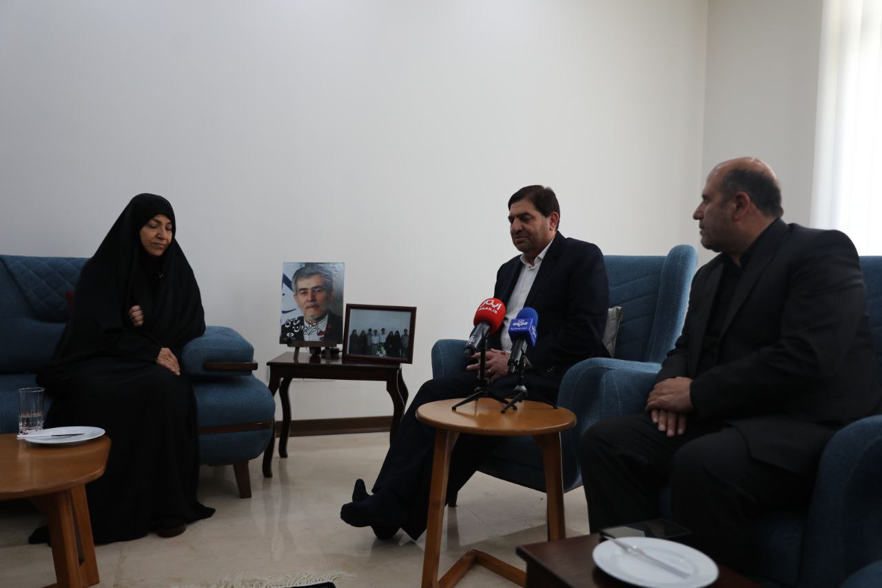 عکس/ ابلاغ سلام رهبر انقلاب به خانواده شهید فریدون عباسی از سوی مخبر 