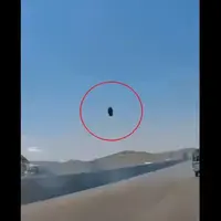لحظه خطرناک در رفتن لاستیک تریلی در بزرگراه