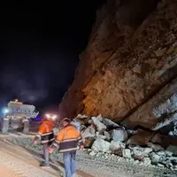 ریزش کوه در محور بلده ۲ فوتی برجای گذاشت