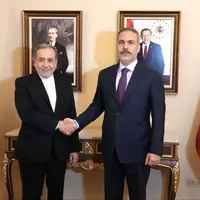 رایزنی تلفنی عراقچی و فیدان درباره از سرگیری مذاکرات هسته‌ای در استانبول