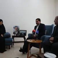 عکس/ ابلاغ سلام رهبر انقلاب به خانواده شهید فریدون عباسی از سوی مخبر 