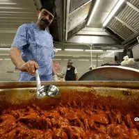 عکس/ تهیه غذا برای آسیب دیدگان جنگ ۱۲ روزه در تهران