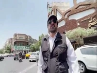 گرما و لزوم صرفه‌جویی؛ حسینی‌بای با تیپی متفاوت گزارش می‌دهد
