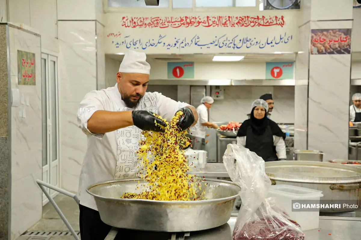 عکس/ تهیه غذا برای آسیب دیدگان جنگ ۱۲ روزه در تهران