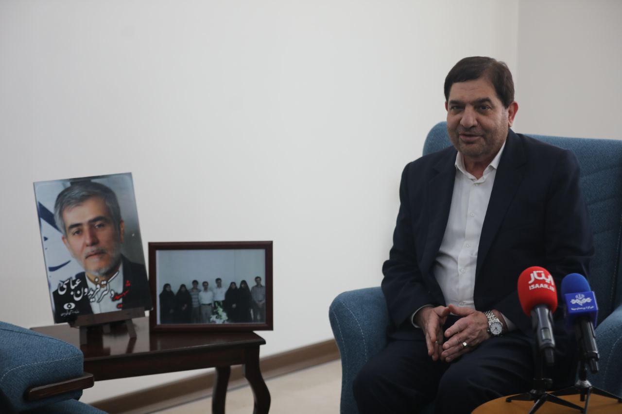 عکس/ ابلاغ سلام رهبر انقلاب به خانواده شهید فریدون عباسی از سوی مخبر 