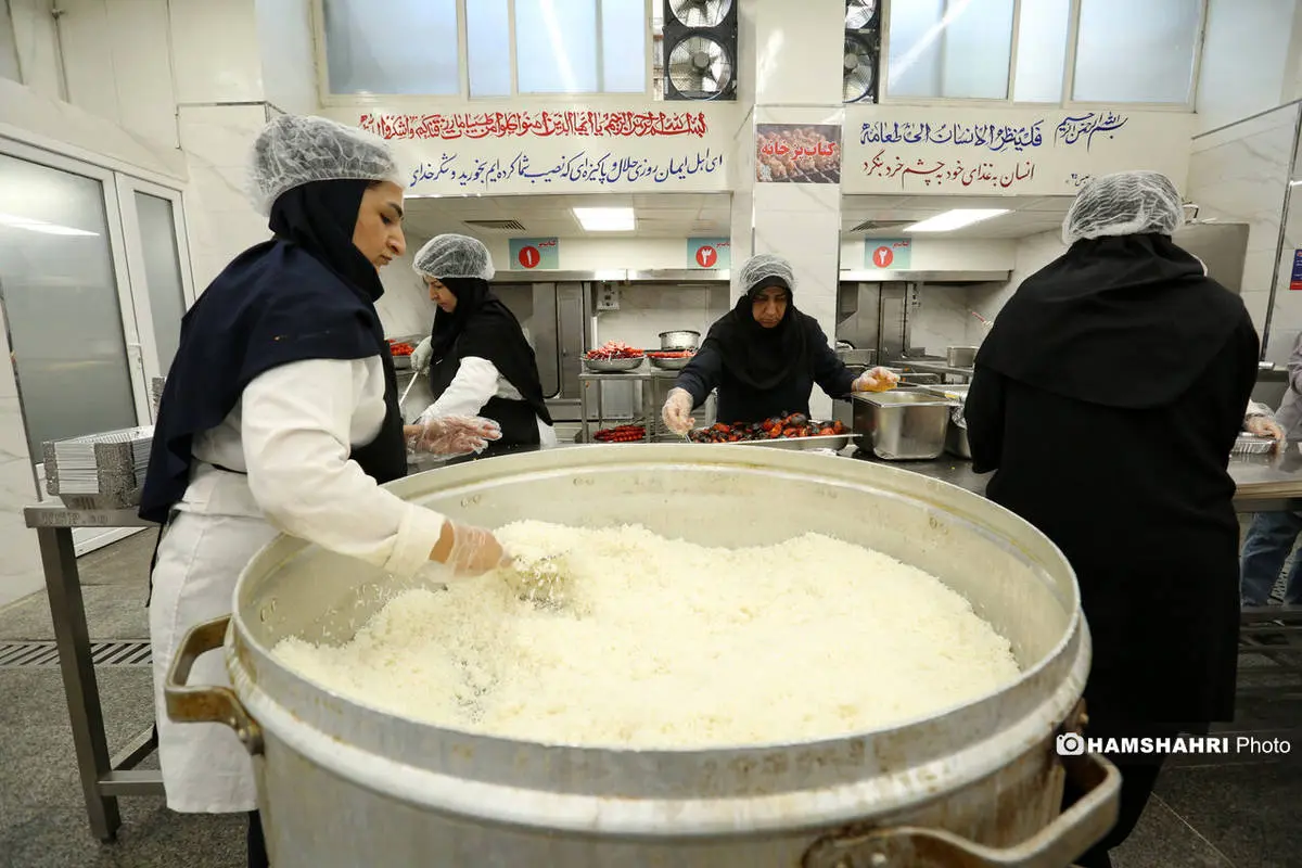 عکس/ تهیه غذا برای آسیب دیدگان جنگ ۱۲ روزه در تهران