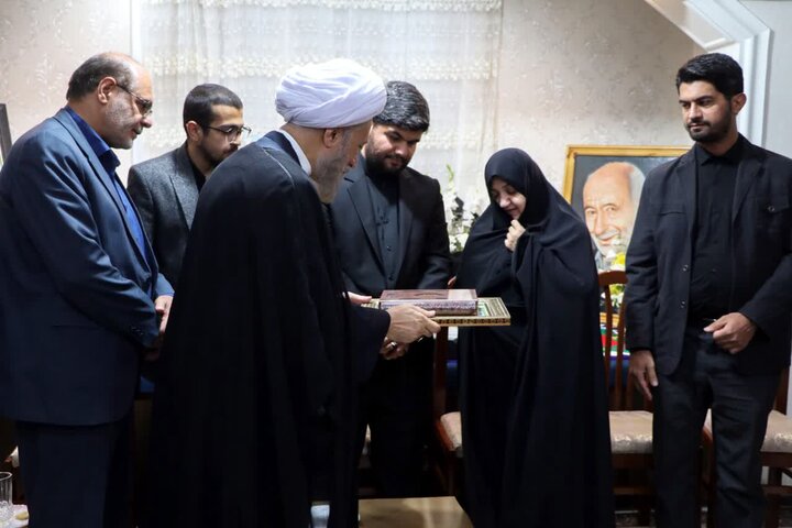 ابلاغ پیام و سلام رهبر انقلاب به خانواده سرلشکر شهید غیبپرور