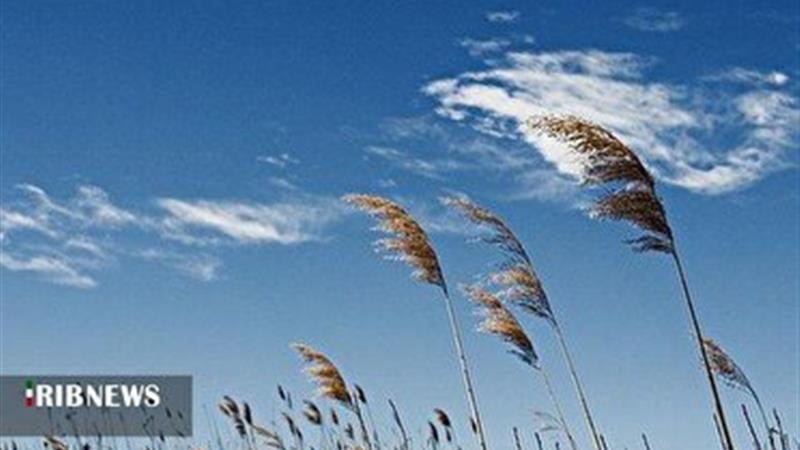 آسمان صاف همراه با وزش باد در قم