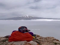تصویری زیبا از دماوند در میان اقیانوسی ابر