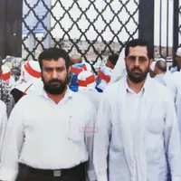 عکس/ شهید ایزدی(حاج رمضان) و شهید سید رضی موسوی در کنار قبرستان بقیع
