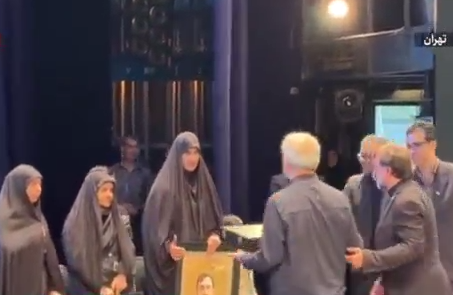 رئیس جمهور از خانواده شهدای فرهنگ، هنر و رسانه تجلیل کرد