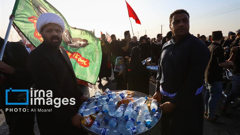 خدمات متنوع موکب اربعین در حرم امامزاده شاه جمال(ع) برای زائران ایرانی و خارجی