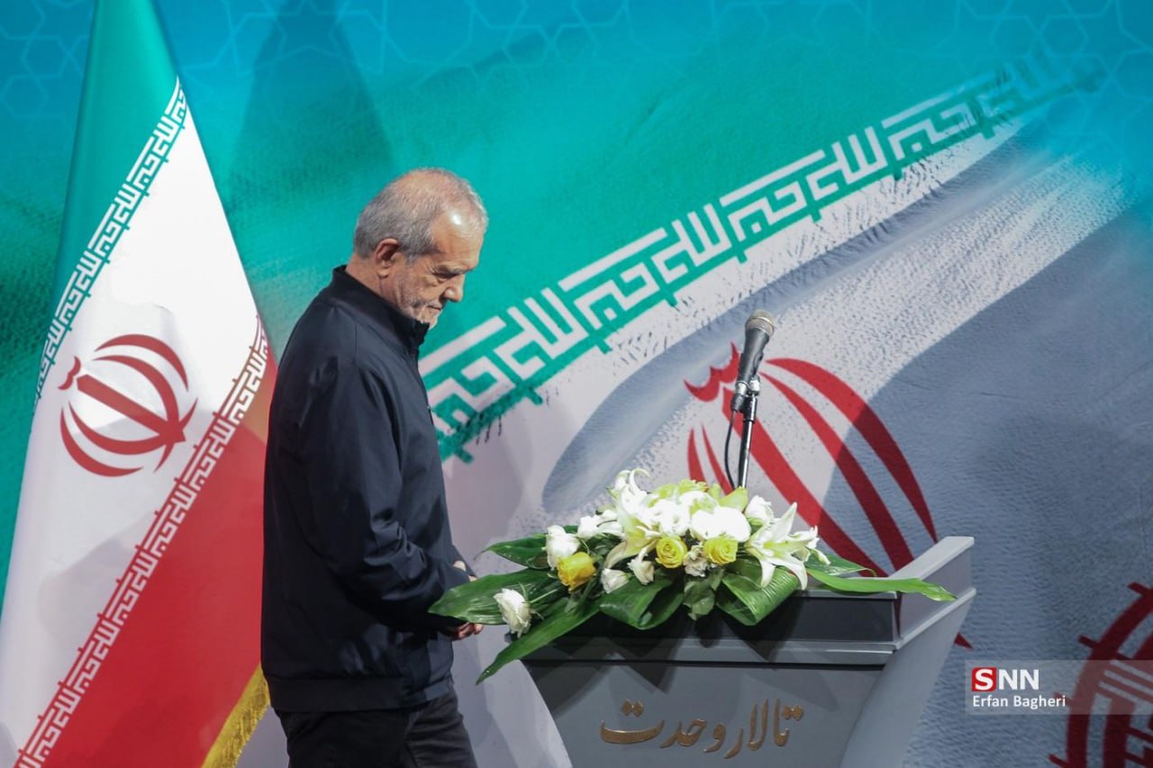 عکس/ تجلیل از شهدای فرهنگ و رسانه با حضور رئیس جمهور