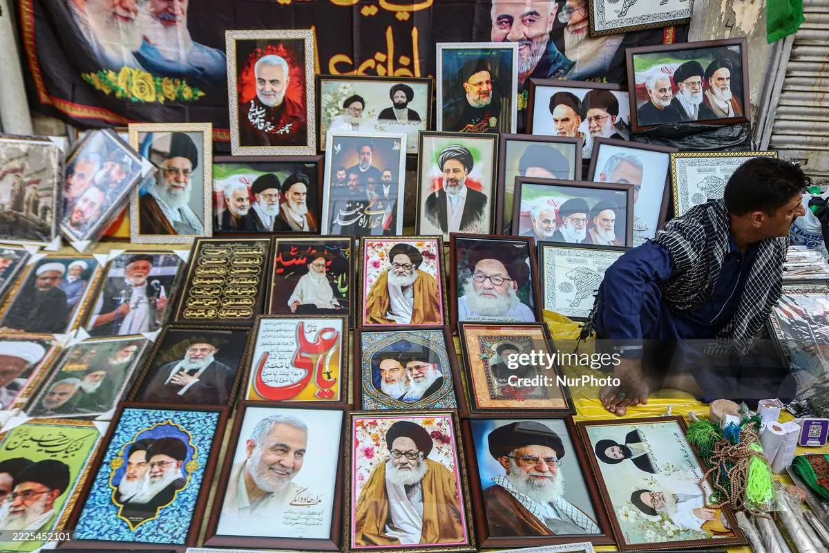 عکس/ فروش تصاویر رهبر انقلاب در کشمیر