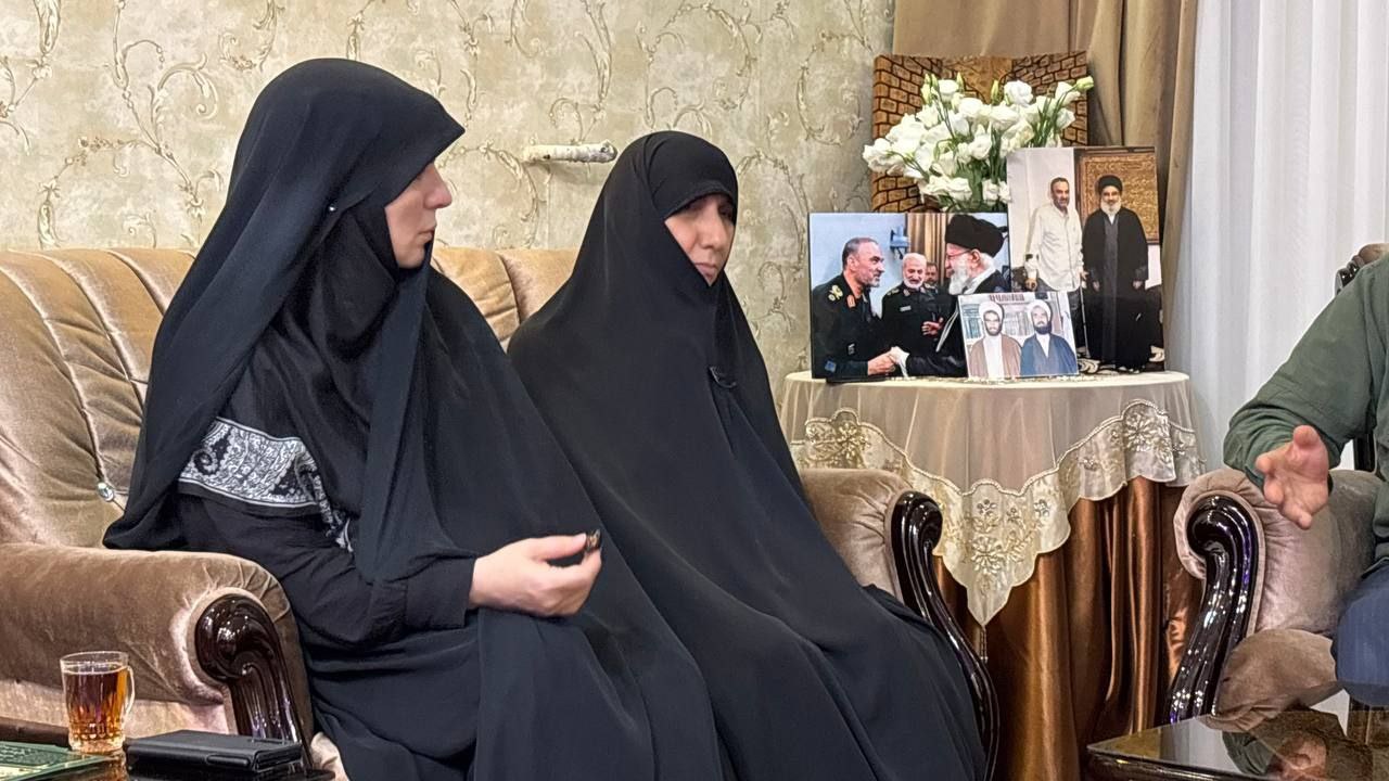 دیدار زاکانی با خانواده شهید حسن محقق