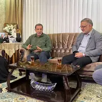 دیدار زاکانی با خانواده شهید حسن محقق