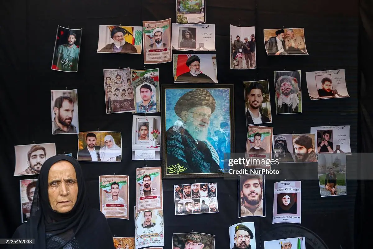 عکس/ فروش تصاویر رهبر انقلاب در کشمیر