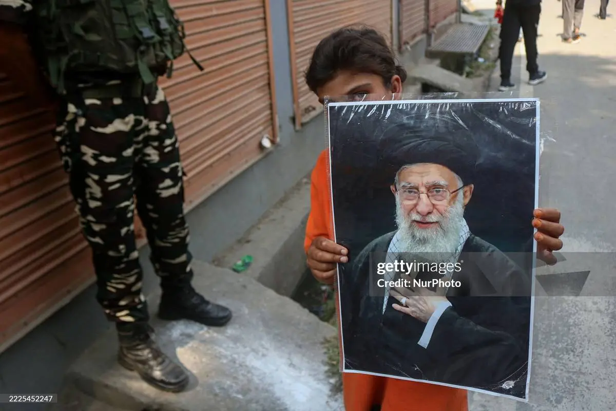 عکس/ فروش تصاویر رهبر انقلاب در کشمیر