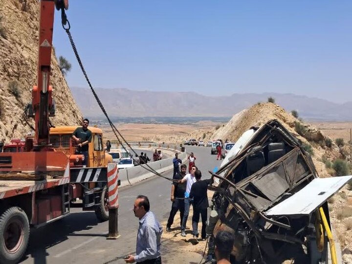 علت حادثه دلخراش واژگونی اتوبوس در محور فیروزآباد- کوار اعلام شد