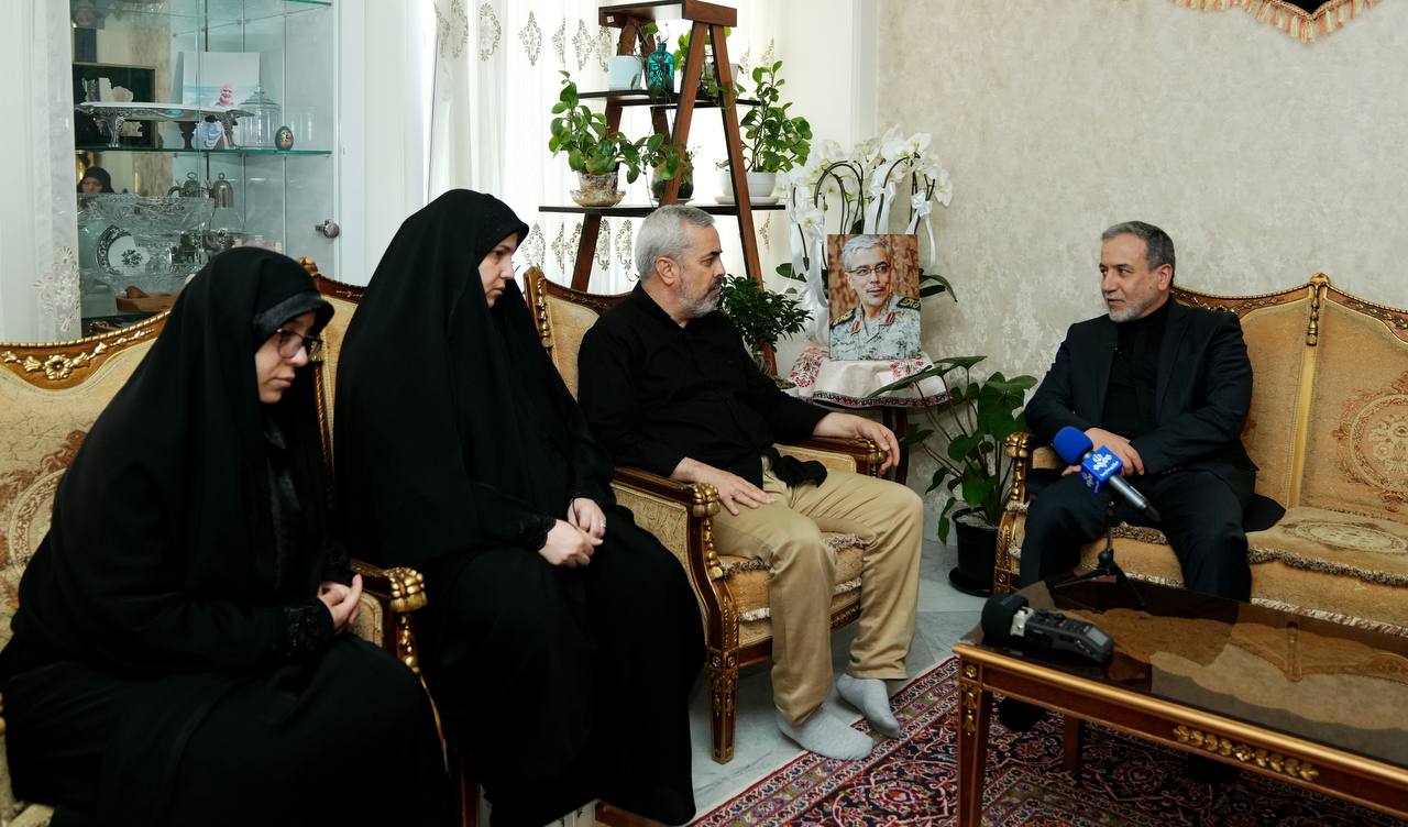 عکس/ دیدار عراقچی با خانواده شهید محمد باقری  