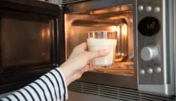 چگونه شیر را با مایکروویو گرم کنیم؟
