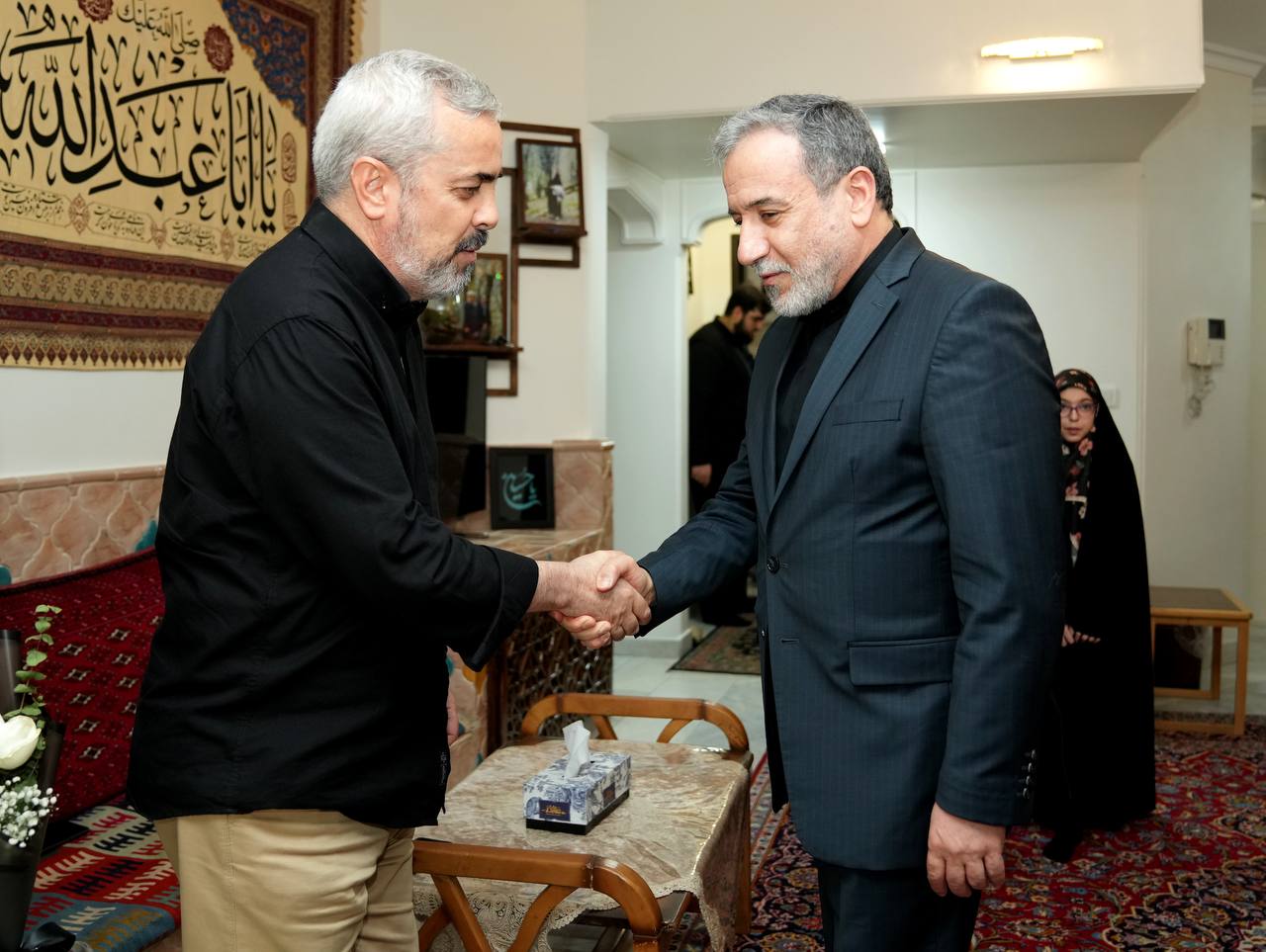 عکس/ دیدار عراقچی با خانواده شهید محمد باقری  