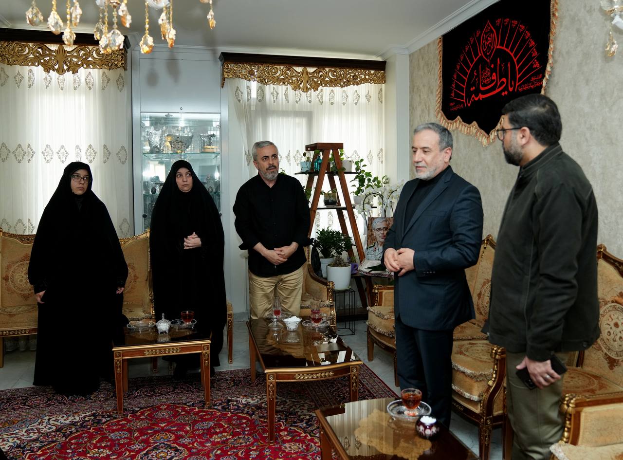 عکس/ دیدار عراقچی با خانواده شهید محمد باقری  