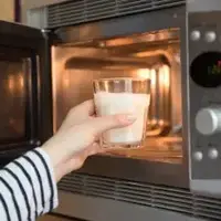 چگونه شیر را با مایکروویو گرم کنیم؟