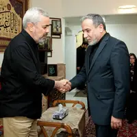عکس/ دیدار عراقچی با خانواده شهید محمد باقری  