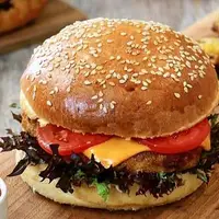 چیکن برگر با تاپینگ قارچ و پیاز پنیری 
