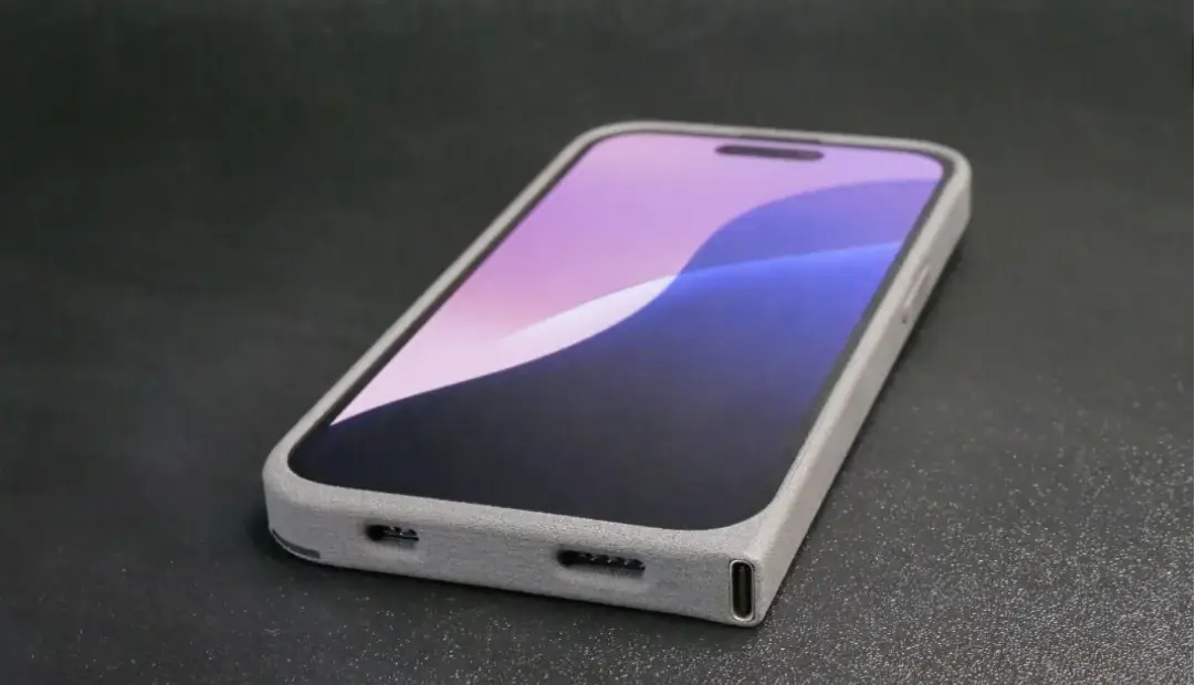این قاب عجیب برای آیفون، پورت قدیمی لایتنینگ را به USB-C تبدیل می‌کند