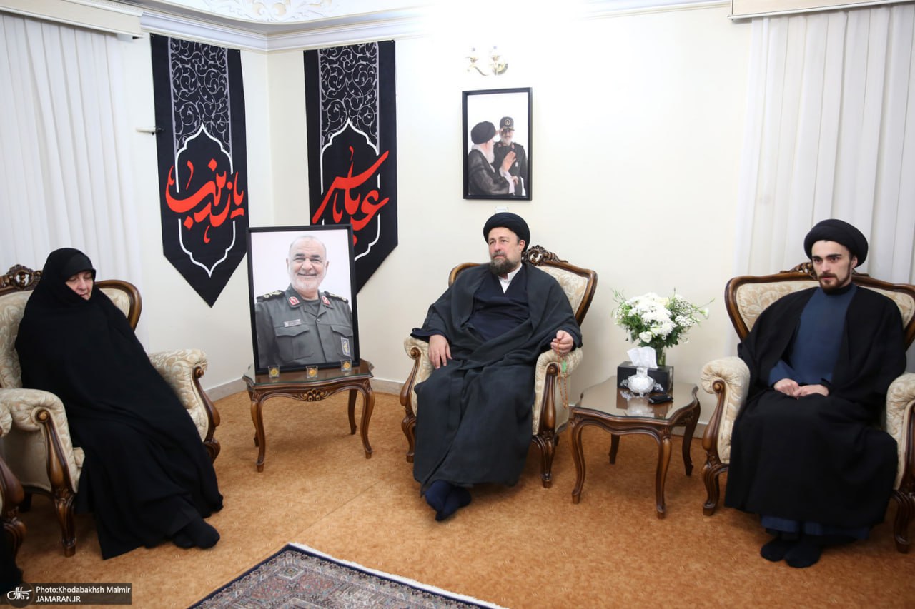 عکس/ حضور سید حسن خمینی در منزل سردار شهید حسین سلامی