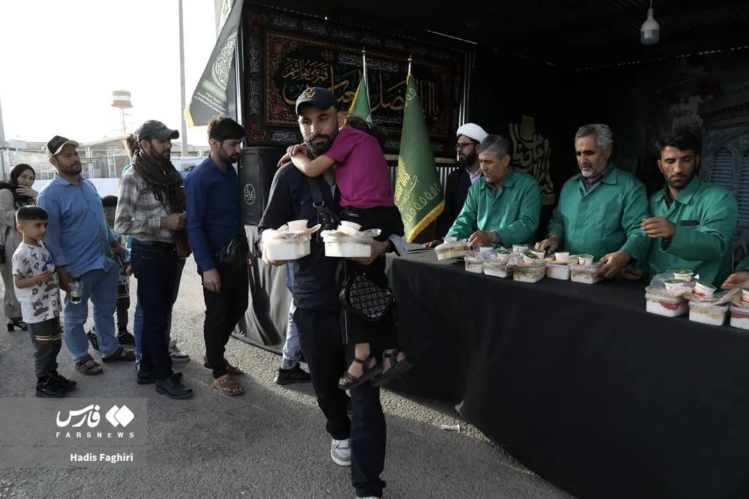 عکس/ توزیع غذای متبرک امام رضا(ع) میان مهاجران افغان در مرز